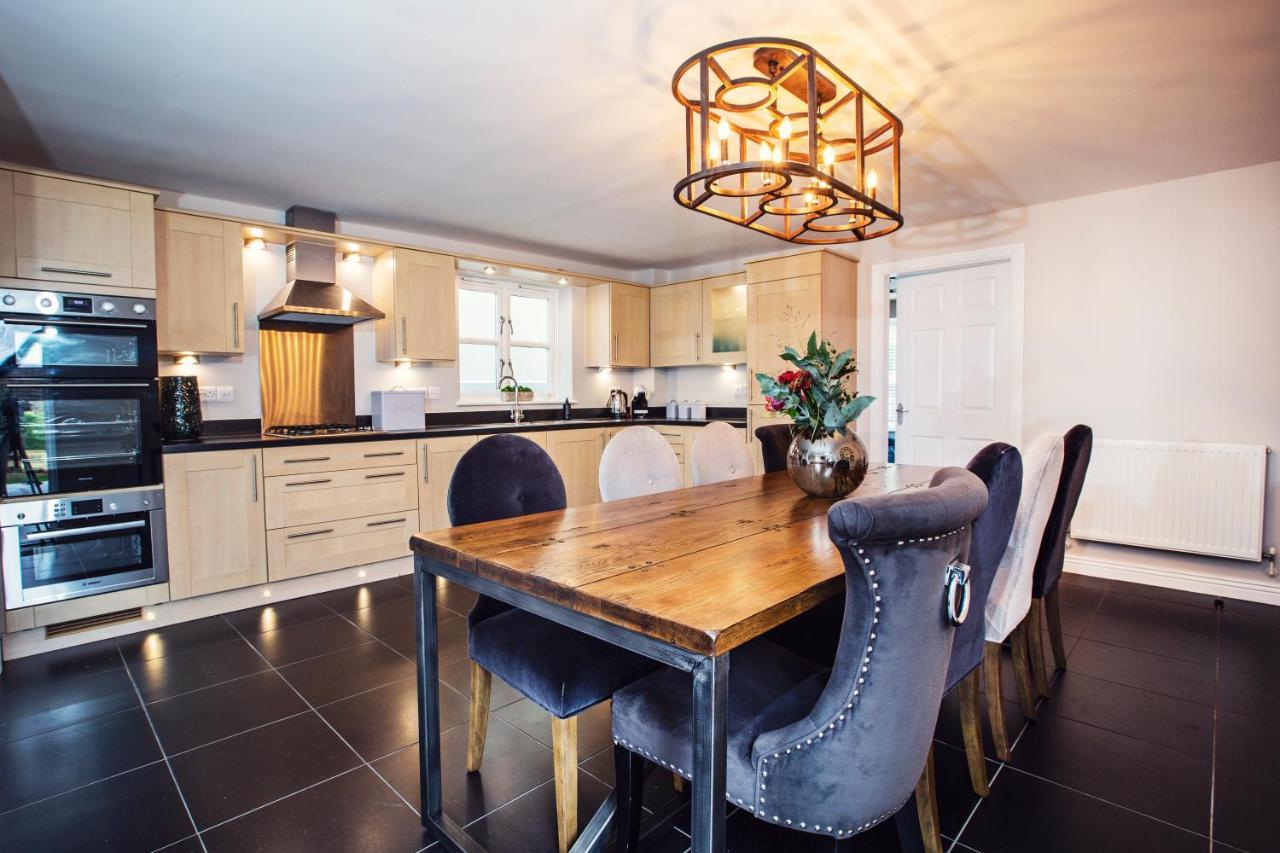 Beautiful 4-Bed Home, Hot Tub & Stunning Views - Abergavenny Buitenkant foto